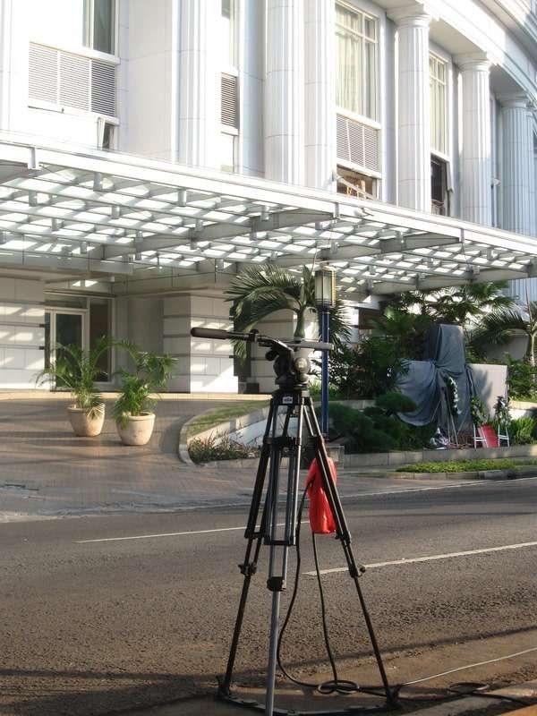 インドネシア・ジャカルタ「2009年 インドネシア　首都ジャカルタへ小6の娘とコソ連を兼ねて」の写真：報道陣のカメラの三脚