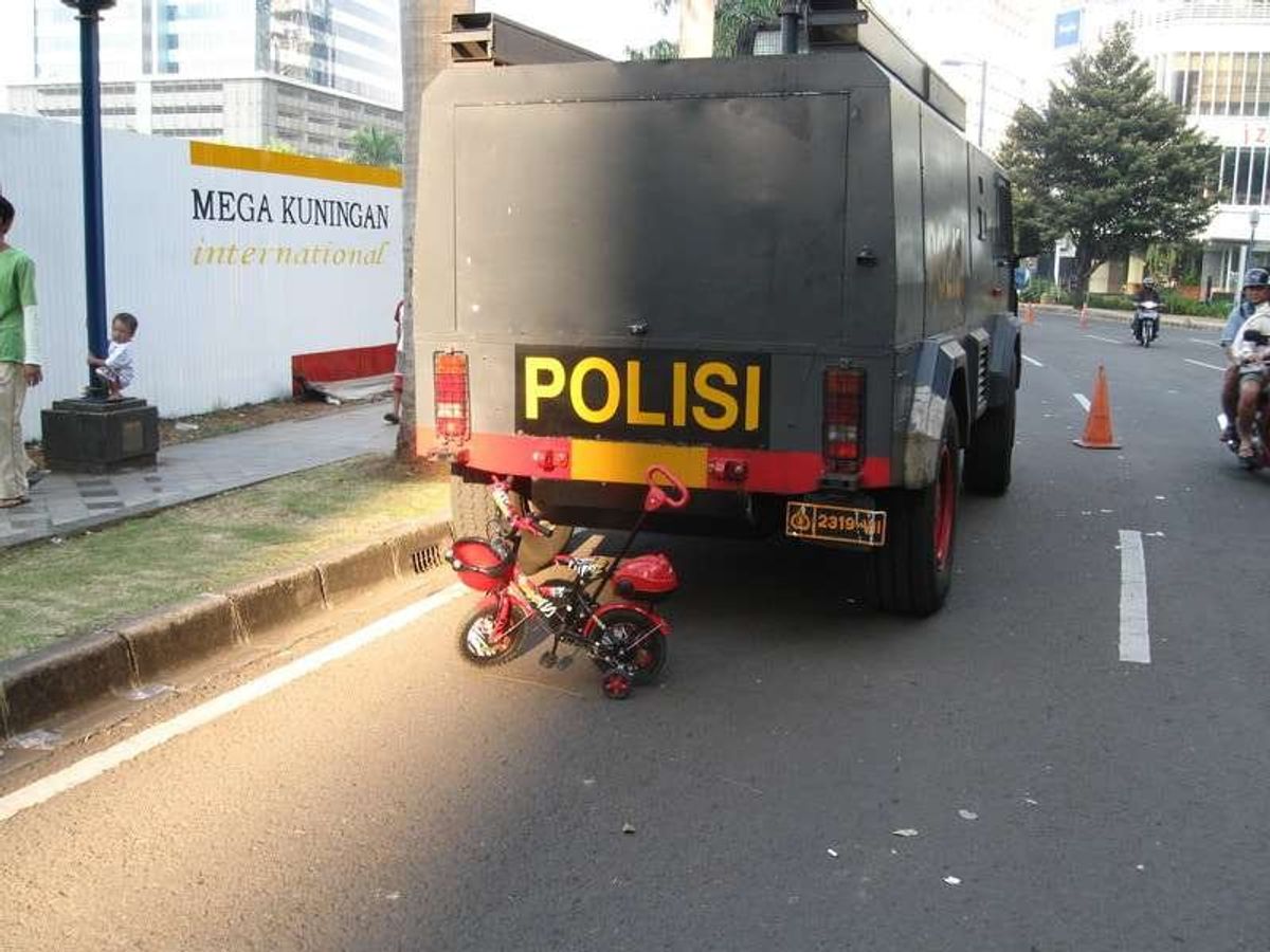 装甲車となぜかそこに三輪車