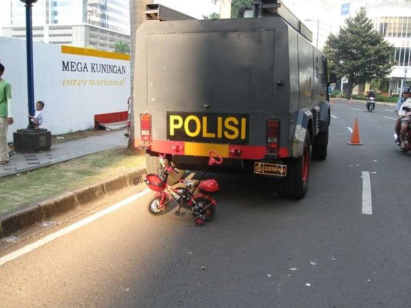 インドネシア・ジャカルタ「2009年 インドネシア　首都ジャカルタへ小6の娘とコソ連を兼ねて」の写真：装甲車となぜかそこに三輪車