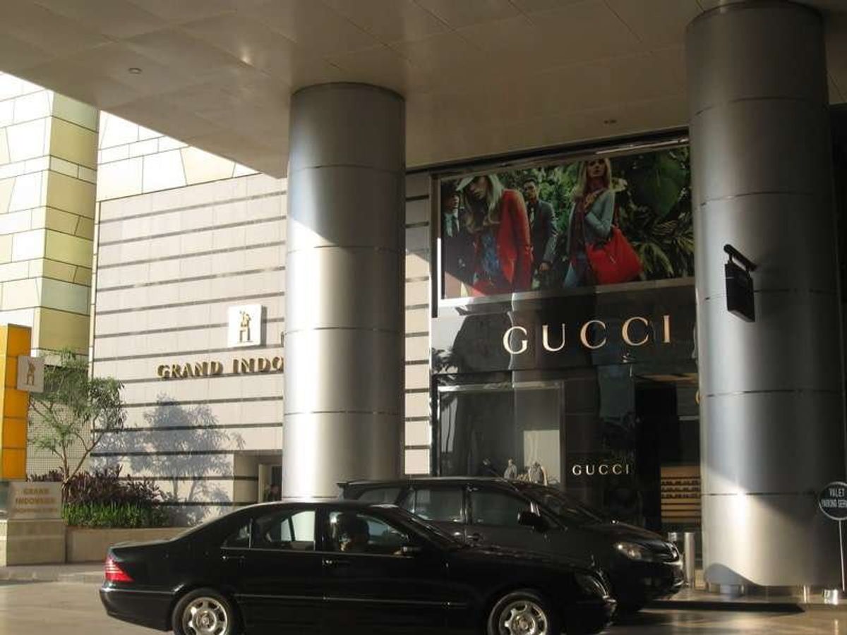 ショッピングモール入口。
富裕層の車が頻繁にやってきます。
貧富の差の大き...