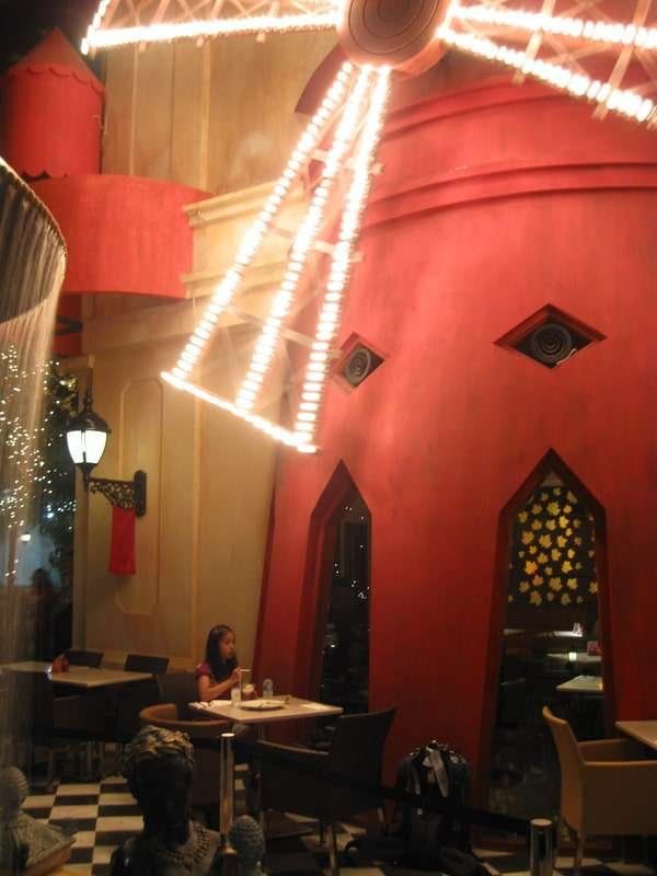 インドネシア・ジャカルタ「2009年 インドネシア　首都ジャカルタへ小6の娘とコソ連を兼ねて」の写真：ショッピングモール内のカフェと娘