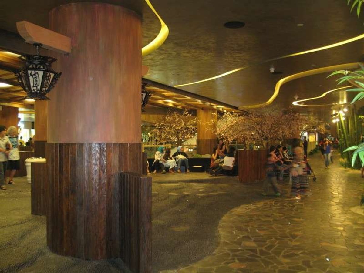 最上階のモールは和風テイストの通路。
地元の人たちが写真を撮ったり、休憩し...