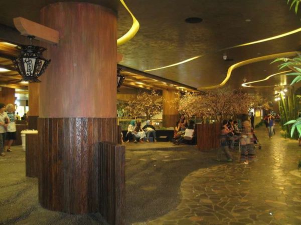 インドネシア・ジャカルタ「2009年 インドネシア　首都ジャカルタへ小6の娘とコソ連を兼ねて」の写真：最上階のモールは和風テイストの通路。
地...