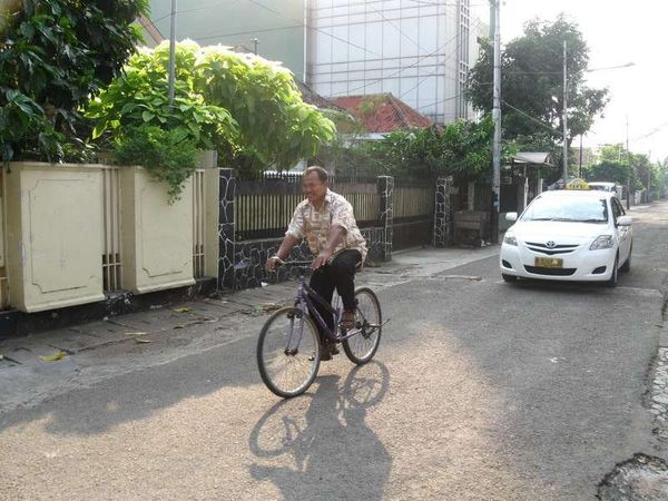 インドネシア・ジャカルタ「2009年 インドネシア　首都ジャカルタへ小6の娘とコソ連を兼ねて」の写真：宿のおっちゃんがタクシーを迎えに行ってく...