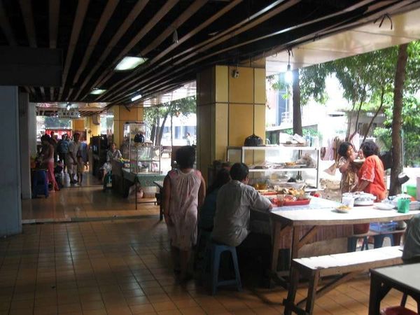 インドネシア・ジャカルタ「2009年 インドネシア　首都ジャカルタへ小6の娘とコソ連を兼ねて」の写真：宿近所の駅下の屋台食堂。