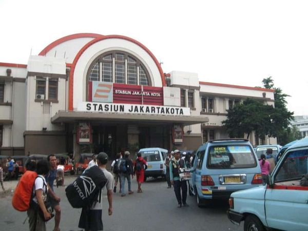 インドネシア・ジャカルタ「2009年 インドネシア　首都ジャカルタへ小6の娘とコソ連を兼ねて」の写真：ジャカルタ中央駅前