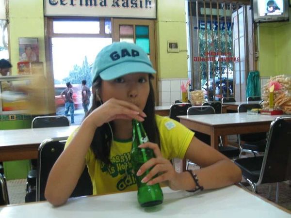 インドネシア・ジャカルタ「2009年 インドネシア　首都ジャカルタへ小6の娘とコソ連を兼ねて」の写真：鉄道駅近くの食堂で休憩