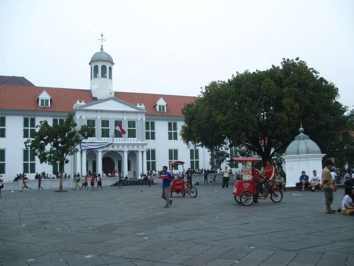 オランダ時代のバタヴィア市庁舎（現ジャカルタ歴史博物館）とその前の広場。