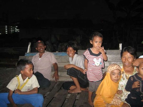 インドネシア・ジャカルタ「2009年 インドネシア　首都ジャカルタへ小6の娘とコソ連を兼ねて」の写真：線路沿いに不法で暮らす家族