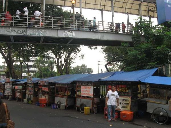 インドネシア・ジャカルタ「2009年 インドネシア　首都ジャカルタへ小6の娘とコソ連を兼ねて」の写真：バスターミナル沿いの屋台