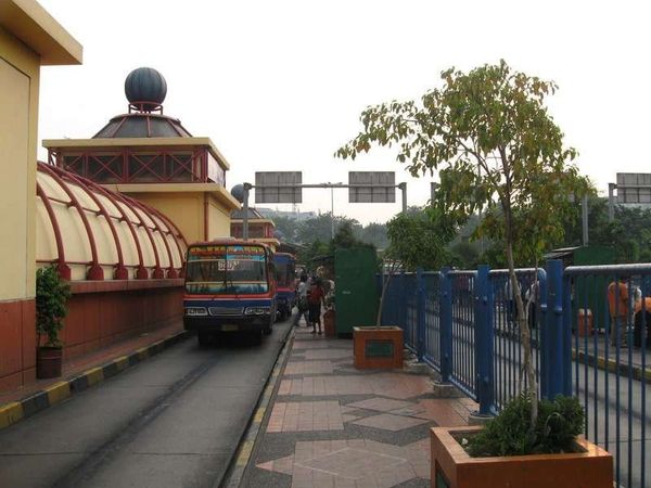 インドネシア・ジャカルタ「2009年 インドネシア　首都ジャカルタへ小6の娘とコソ連を兼ねて」の写真：バスターミナル

