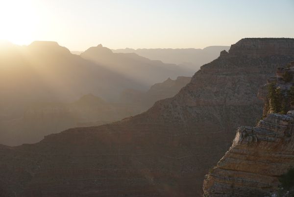 アメリカ(米国)・モニュメントバレー、ロウワーアンテロープキャニオン、ホースシューベント、グランドキャニオン、レイクパウエル、エレファントフィート「ロードトリップ！グランドサークルを巡る旅！」の写真：サンライズinグランドキャニオン