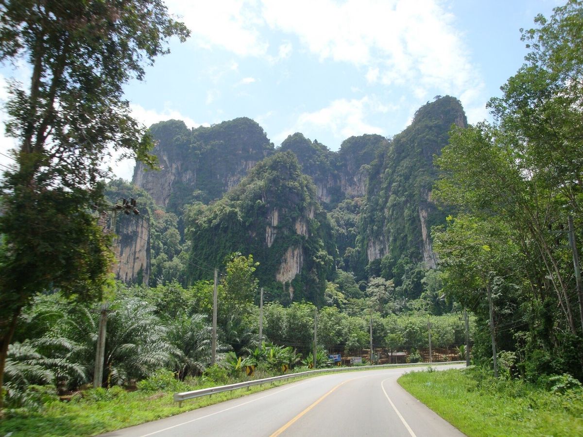 バンコクからグラビへ夜行バスで。
そっからゲストハウスまでソンテウで。