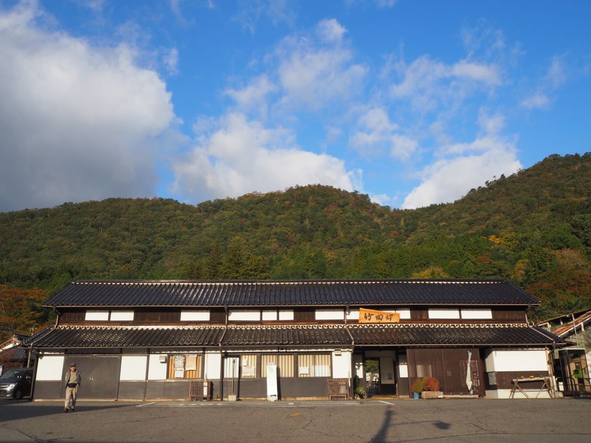 竹田駅の背後には竹田城跡が…登山開始！