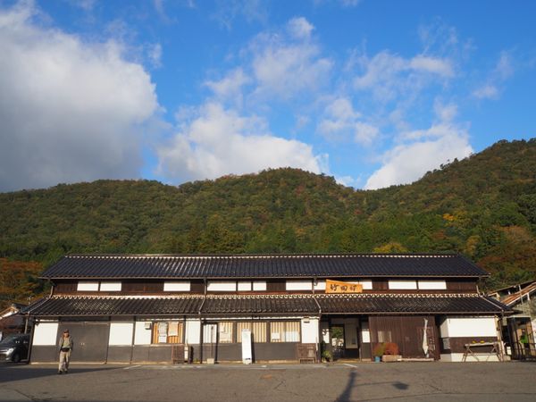 日本・兵庫県「そうだ、竹田城跡の雲海を見に行こう」の写真:竹田駅の背後には竹田城跡が…登山開始!