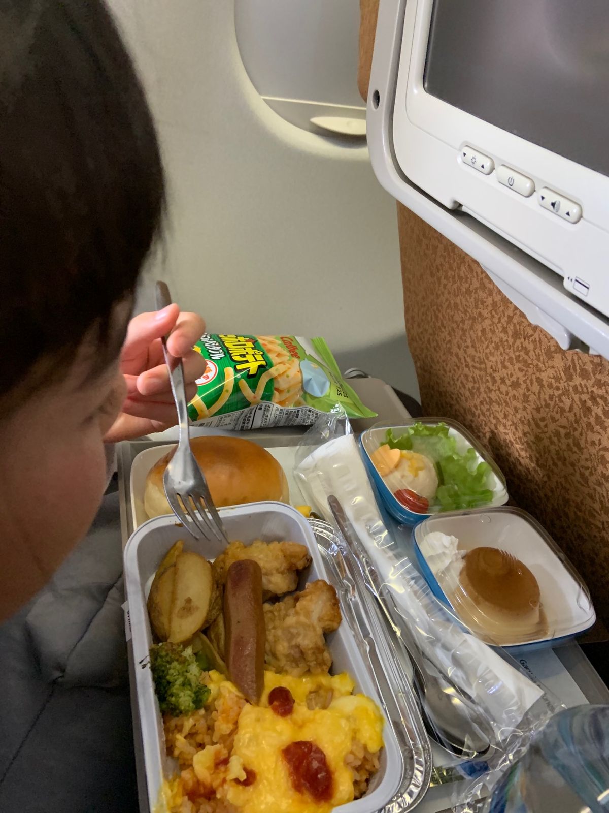 初母娘二人旅(*^^*)    
大人用の機内食の方が美味しいと取られてし...