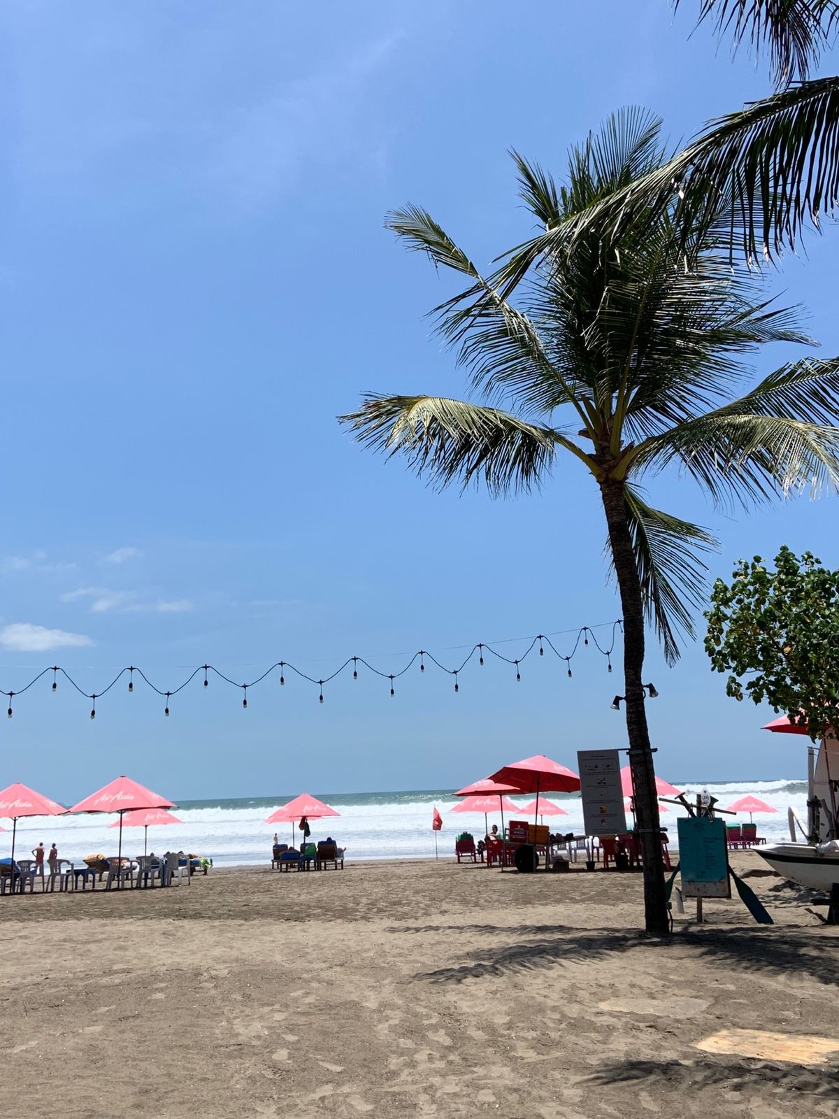 最終日、ホテル側のビーチに行ってみました🏖    波高すぎる🌊