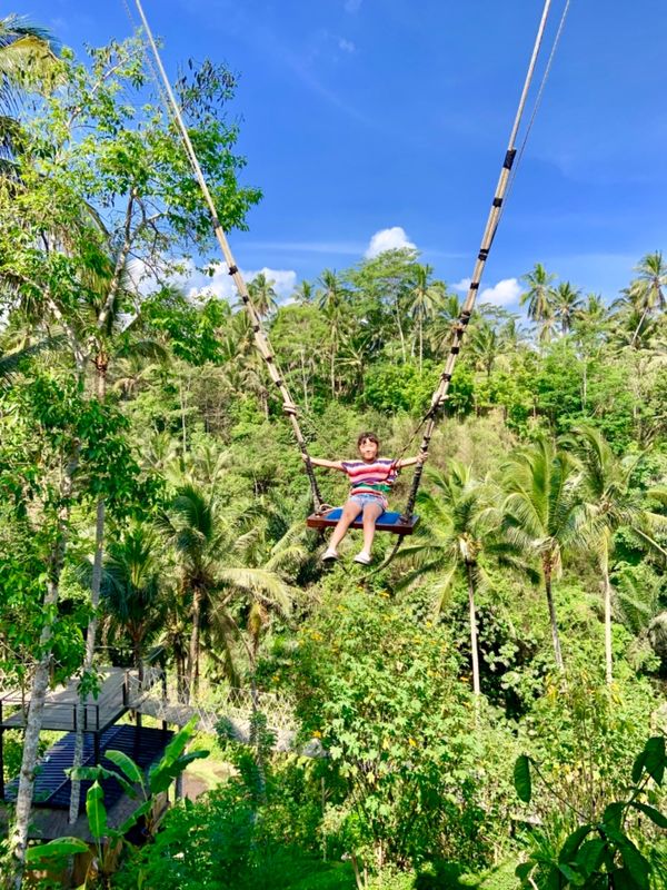 インドネシア・スミニャック、ウブド、ライステラス、ホテルリゾート、エレファントライド「2019 母娘初二人旅  バリ島」の写真：お金を払って乗る大きなブランコも娘の希望...