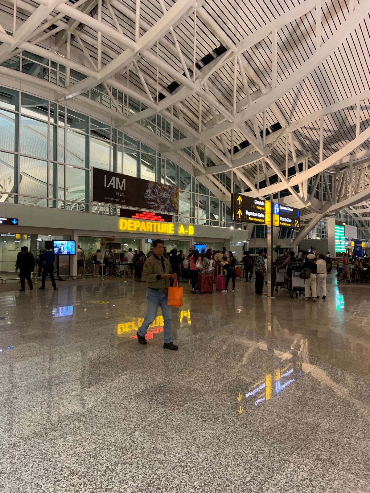 デンパサール国際空港✈️   思っていた以上に綺麗な空港でした。
