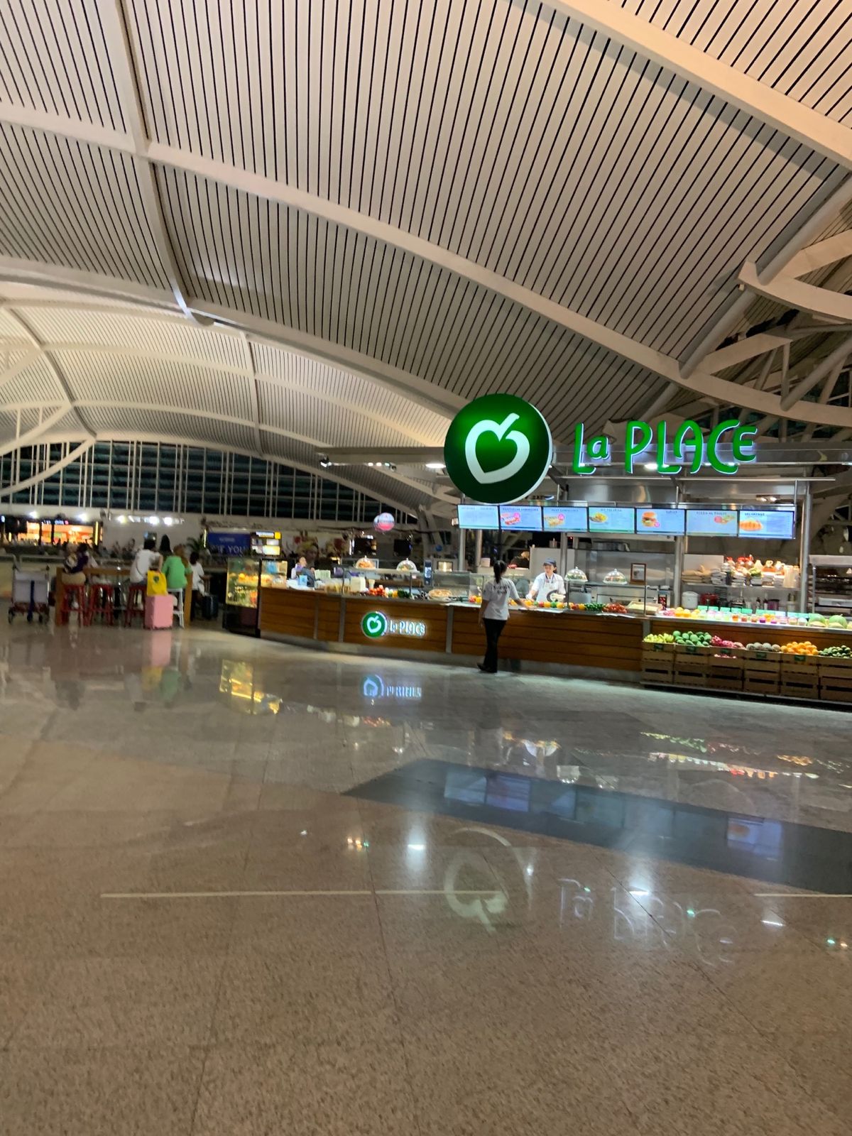 デンパサール国際空港✈️   思っていた以上に綺麗な空港でした。