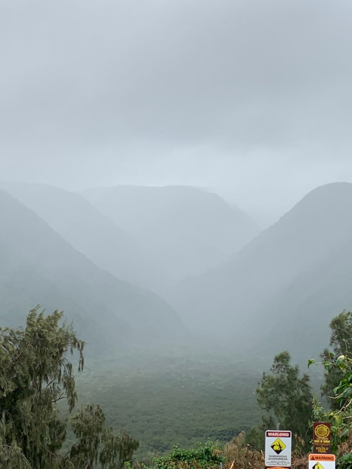 初めて訪れたポロル渓谷。 下に降りるトレイルのコースがあったけど、装備もな...