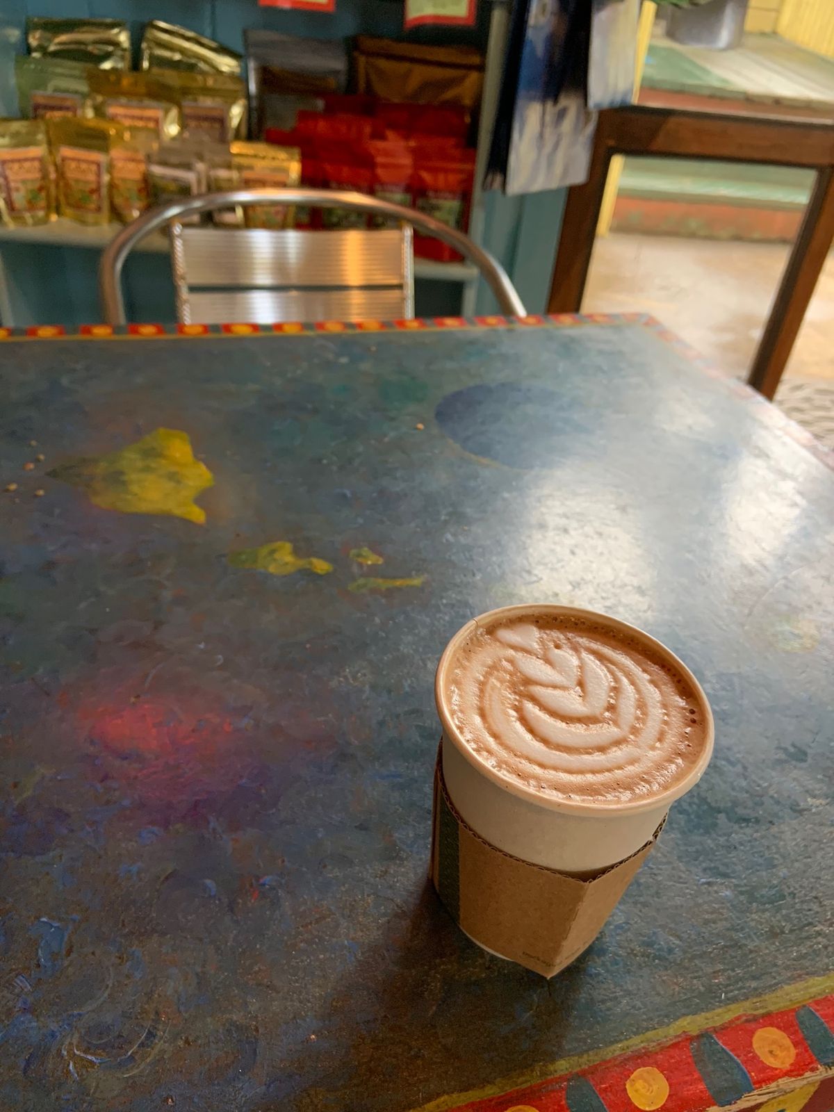 帰りに寄ったハヴィの大好きなお店。コハラコーヒーミル☕️   すぐには来ら...