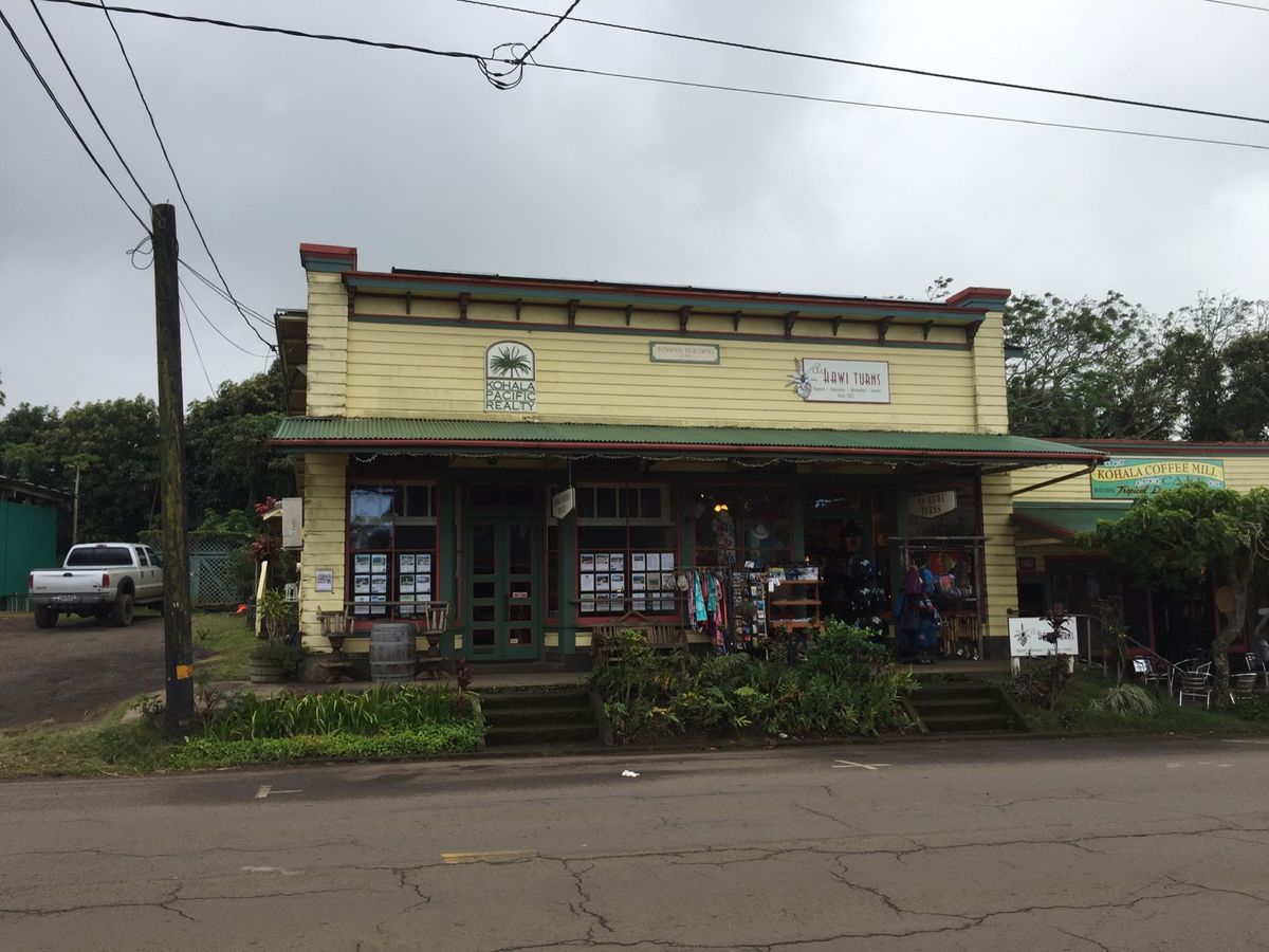 帰りに寄ったハヴィの大好きなお店。コハラコーヒーミル☕️   すぐには来ら...