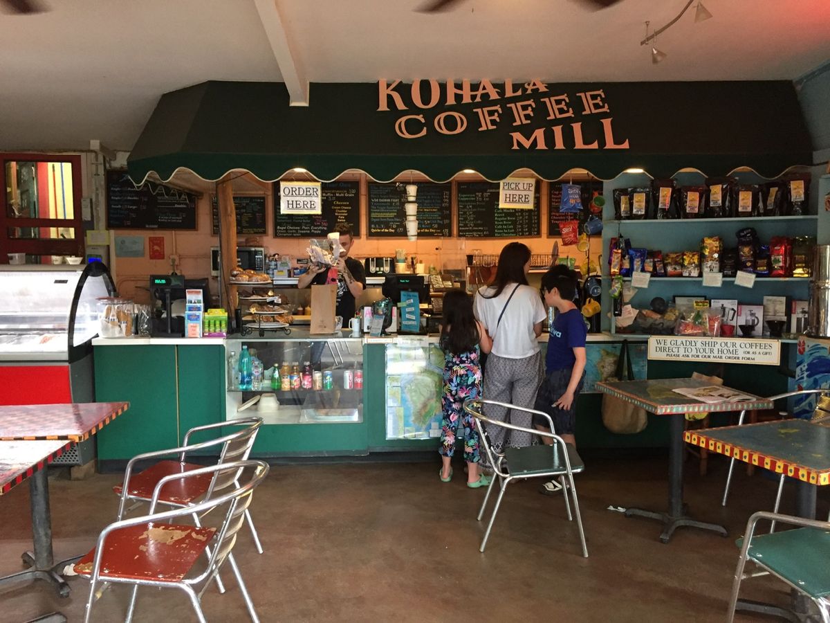 帰りに寄ったハヴィの大好きなお店。コハラコーヒーミル☕️   すぐには来ら...