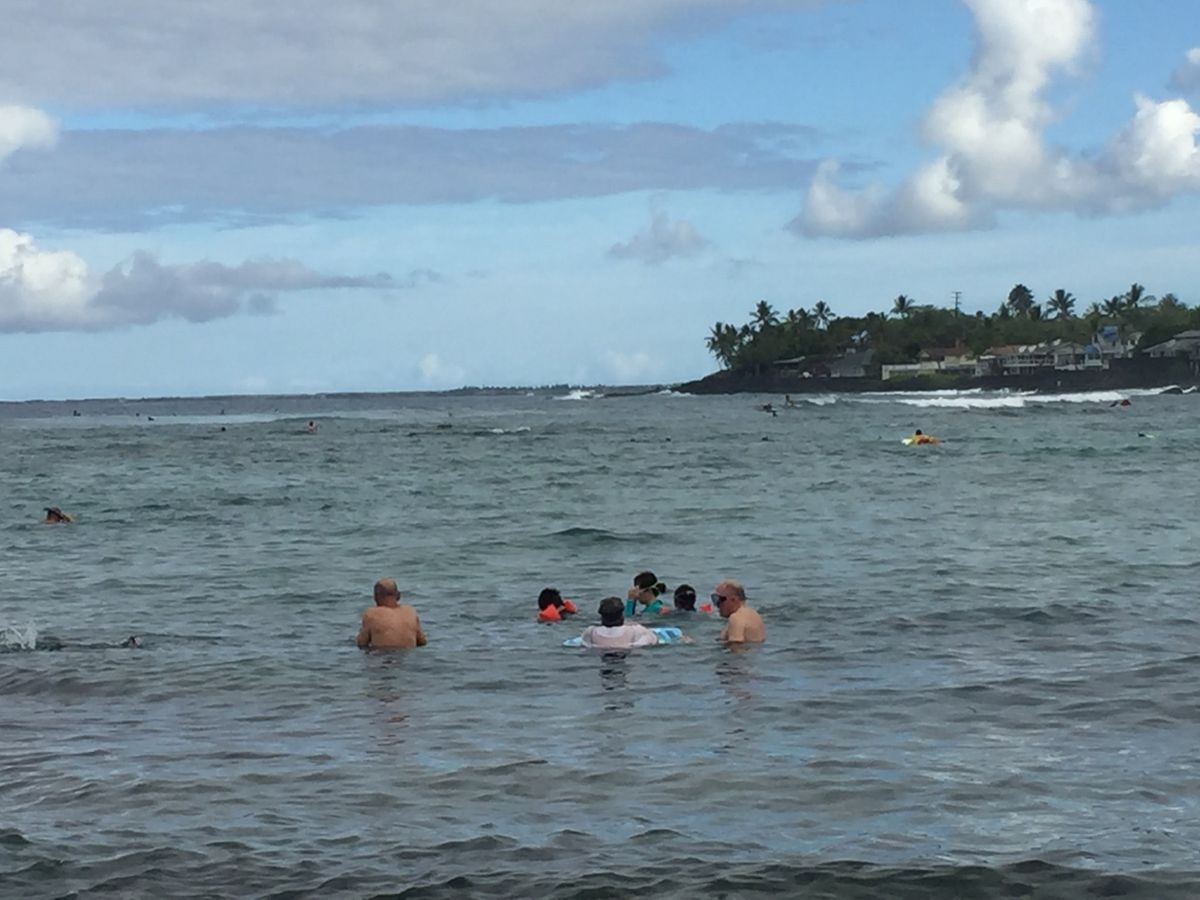 この日は朝から海へ🏖   ハワイ島では泳げるビーチが意外と少ないうえに、足...