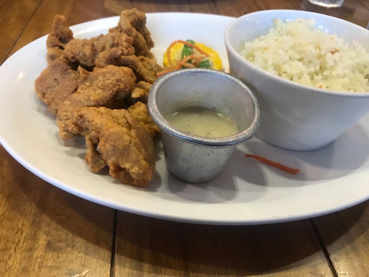 アヤラモール内のレストラン（確か四階の外エリア）昼食
チキンがうまいです