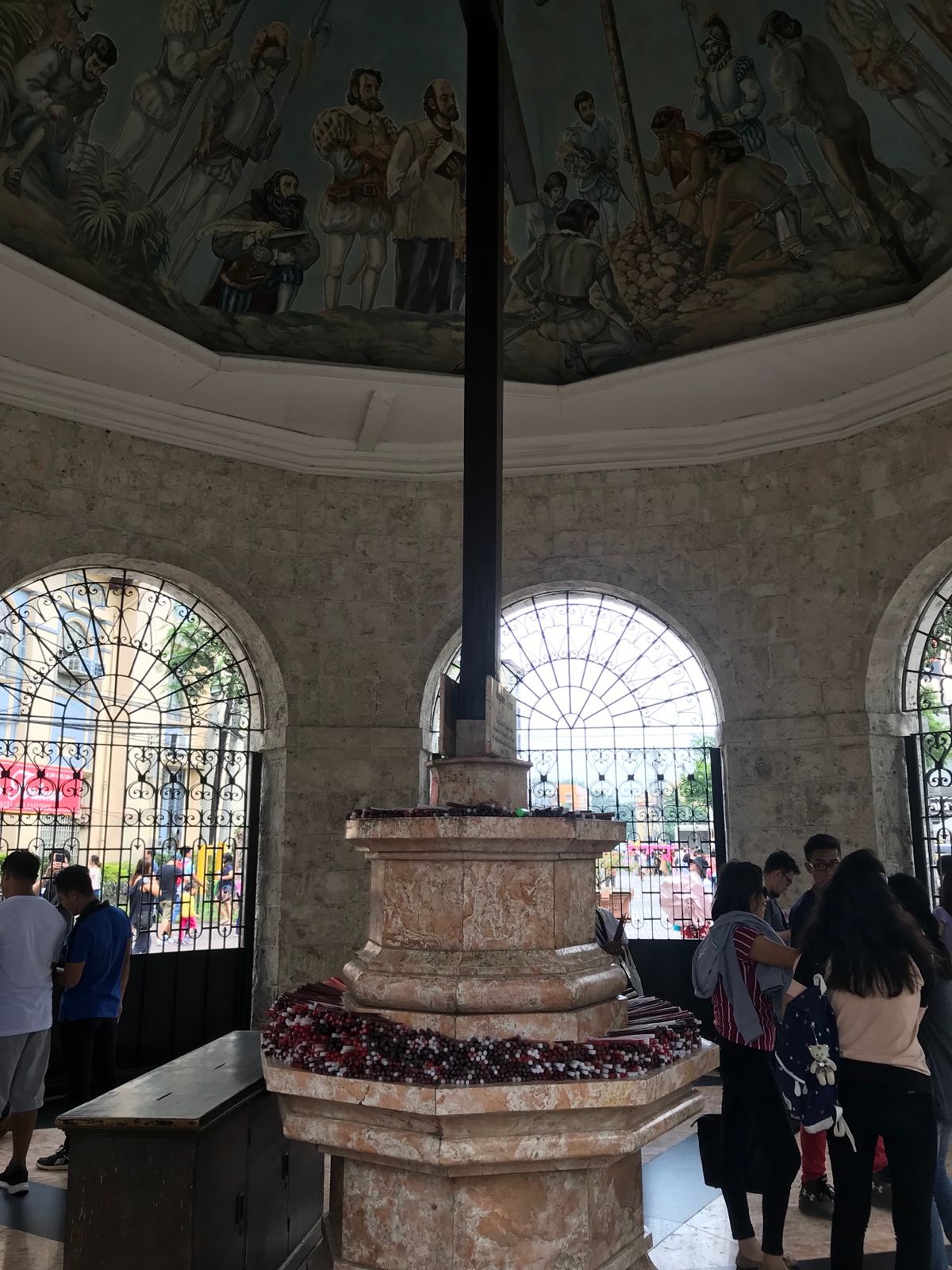 サントニーニョ教会とマゼランクロス
本当に近いです。（つながってる）