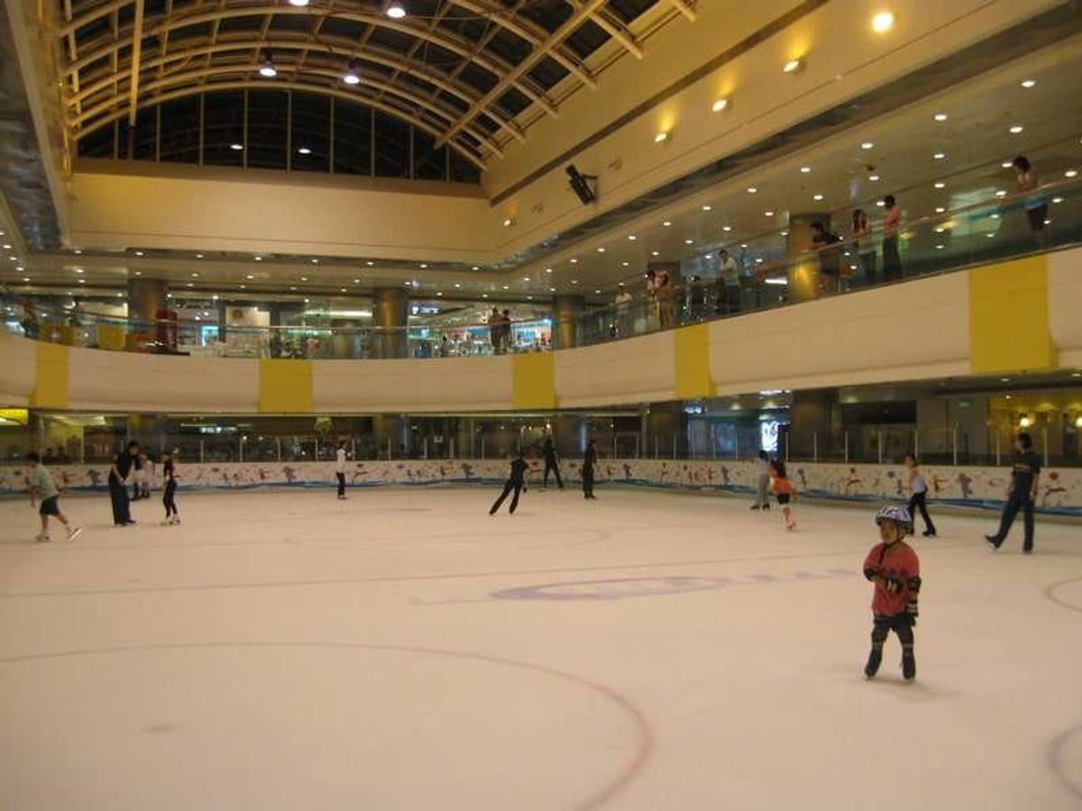 Le Cool Ice Rink 国贸溜冰场 