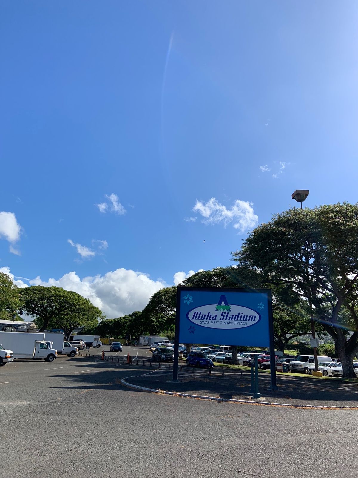 この日はまずスワップミートから。アロハスタジアム🏟ぐるりが会場で広ーい！ ...