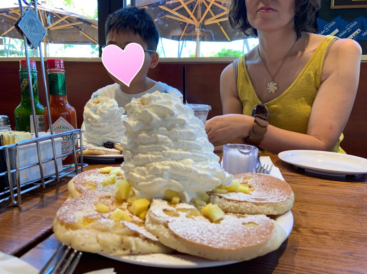 スワップミートの後はコオリナに移動してエッグスシングスでパンケーキ🥞を食べ...