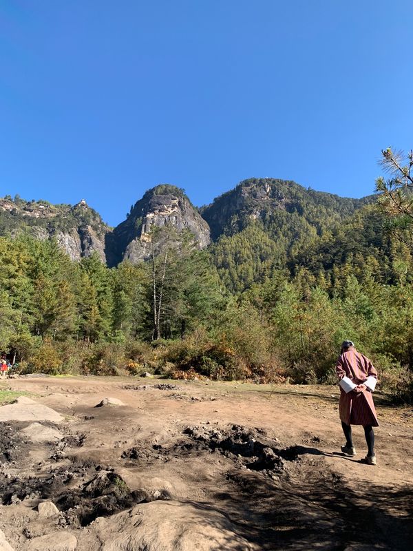 ブータン・パロ、タクツァン僧院「ブータン旅行(ティンプー・パロ)」の写真：タクツァン僧院へ、往復約6時間のトレッキ...