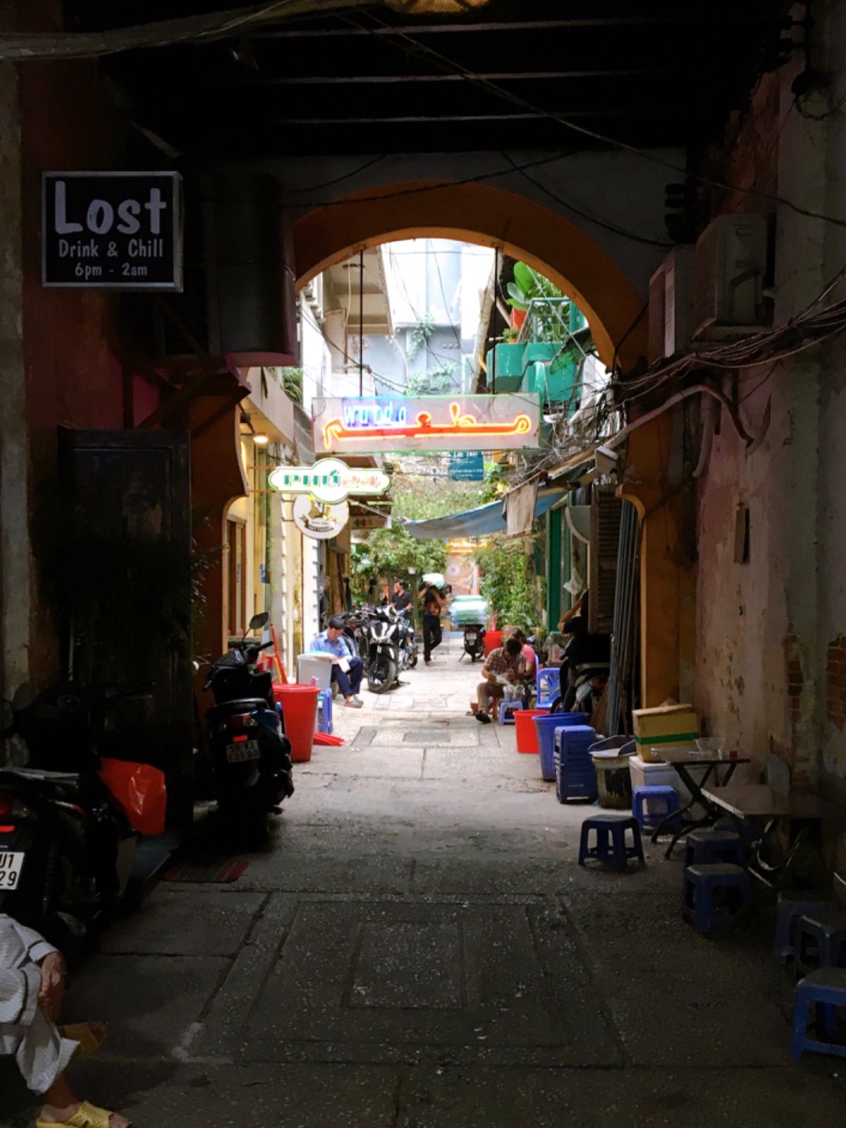 ホーチミンは西洋的な建築が見どころ！
それに加えて、街は大量のバイクで溢れ...