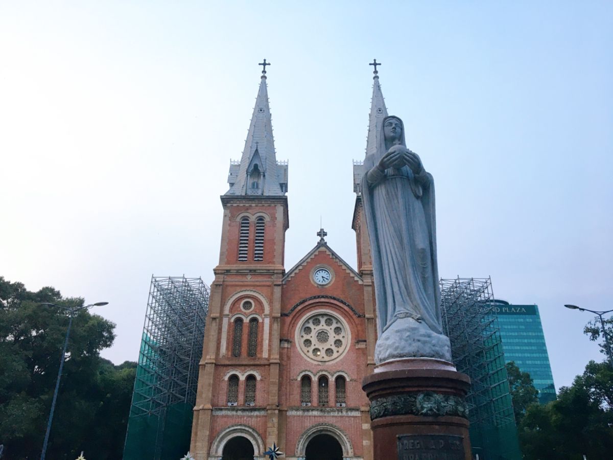 ホーチミンは西洋的な建築が見どころ！
それに加えて、街は大量のバイクで溢れ...