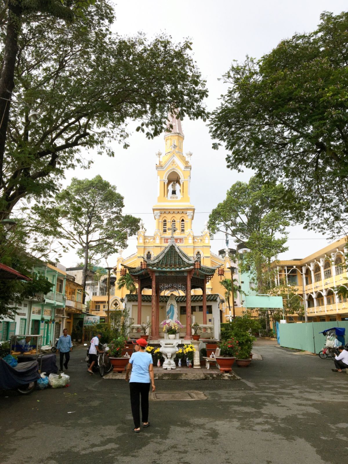 ホーチミンは西洋的な建築が見どころ！
それに加えて、街は大量のバイクで溢れ...