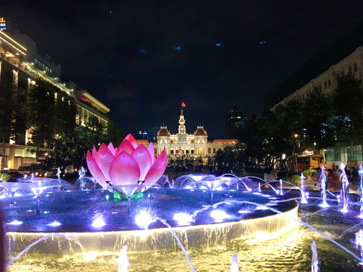 ホーチミンは西洋的な建築が見どころ！
それに加えて、街は大量のバイクで溢れ...