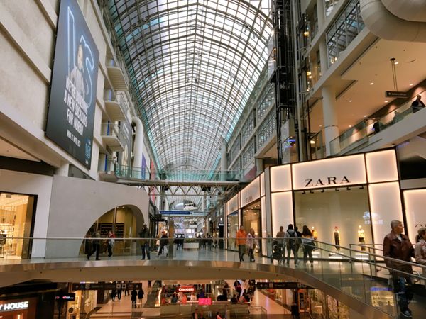 カナダ・トロント「地球の裏側まで親友に会いに行ってきた🇨🇦」の写真：ダンダス駅最寄りのイートンセンターは天井...