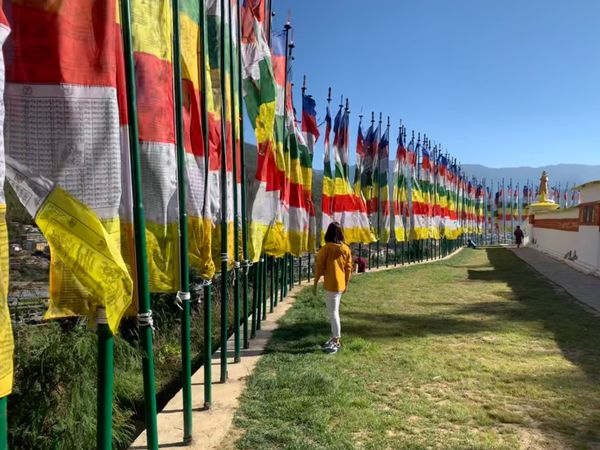 ブータン・パロ、タクツァン僧院「ブータン旅行(ティンプー・パロ)」の写真：ブータンの至る所に、お経が書いてあるカラ...