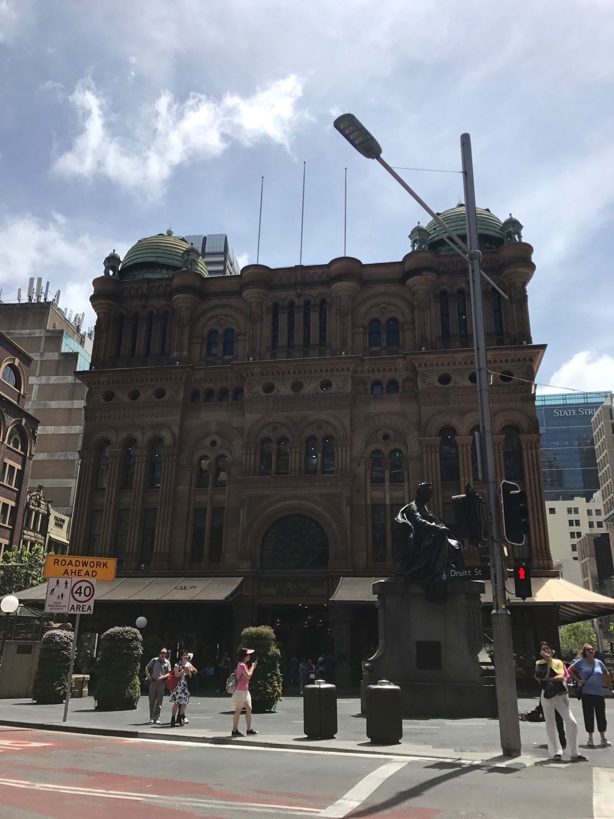 シドニー市街地を歩く。
Town Hall駅周辺～QVB