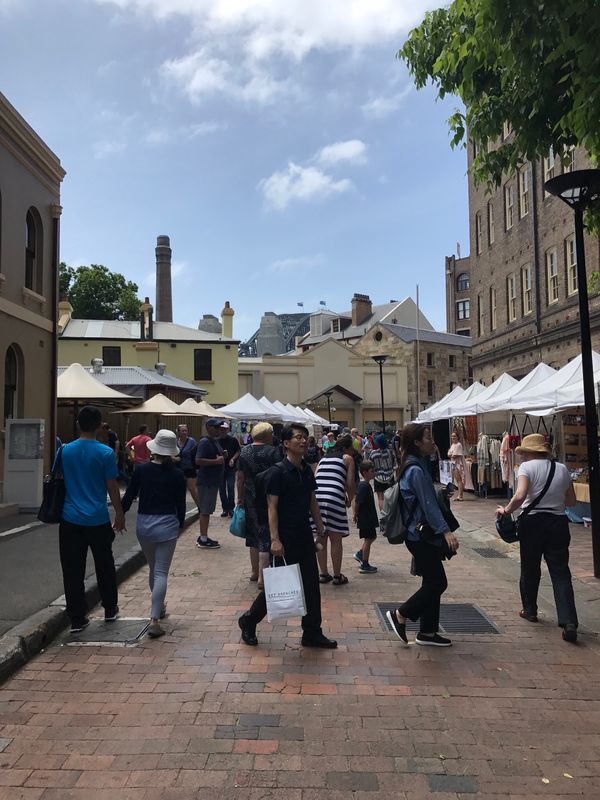 オーストラリア連邦・シドニー、ウルル「娘学校視察の旅」の写真：ロックス地区。
ちょうど日曜日でマーケ...