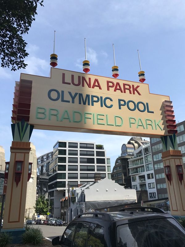 オーストラリア連邦・シドニー、ウルル「娘学校視察の旅」の写真：このカオスなゲート前で写真撮りたかったが...