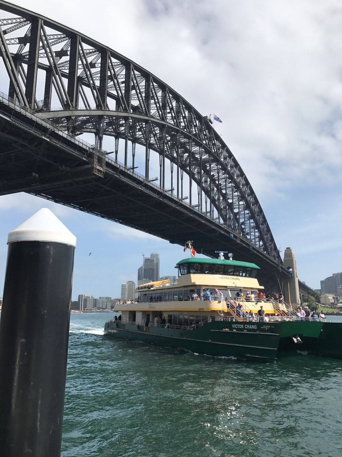 歩きすぎて疲れたので、戻りはフェリーに乗船。
ハーバーに着いて、また一杯...