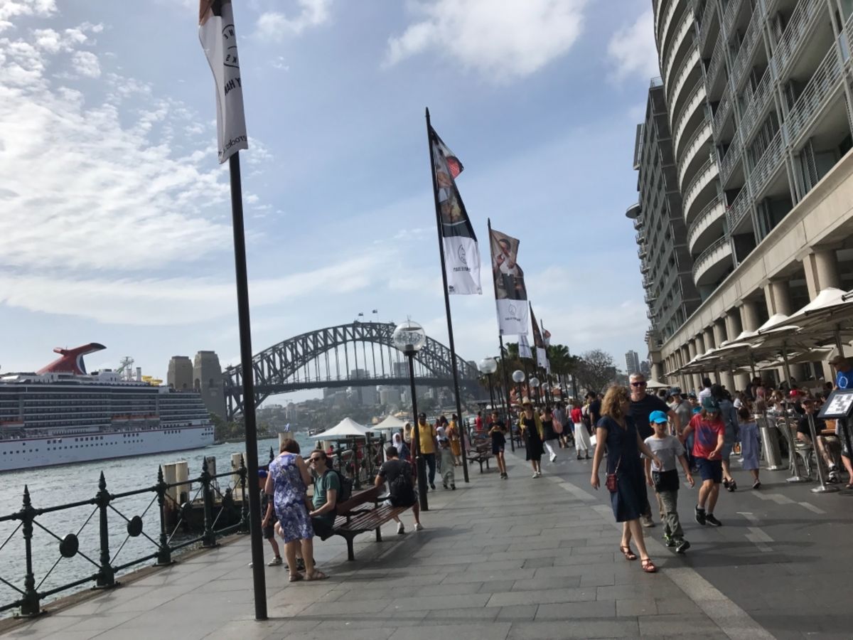 歩きすぎて疲れたので、戻りはフェリーに乗船。
ハーバーに着いて、また一杯...