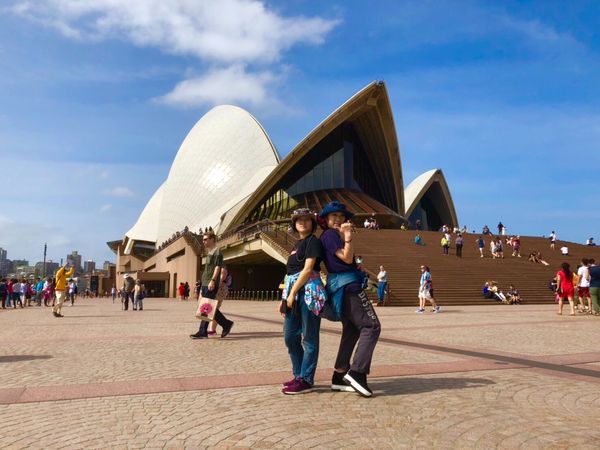 オーストラリア連邦・シドニー、ウルル「娘学校視察の旅」の写真：オペラハウス側は人でごった返していた。