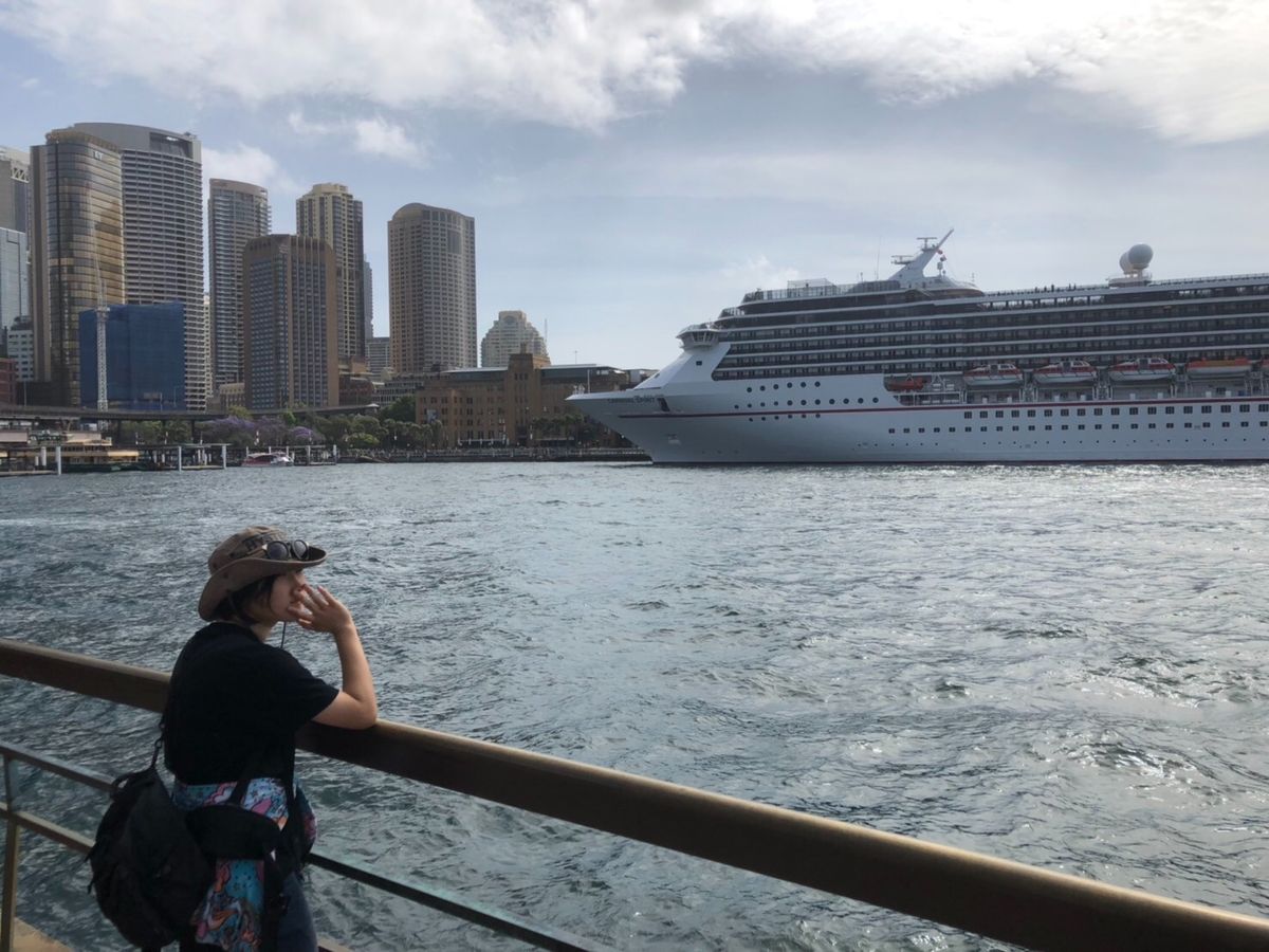 オペラハウス側は人でごった返していた。