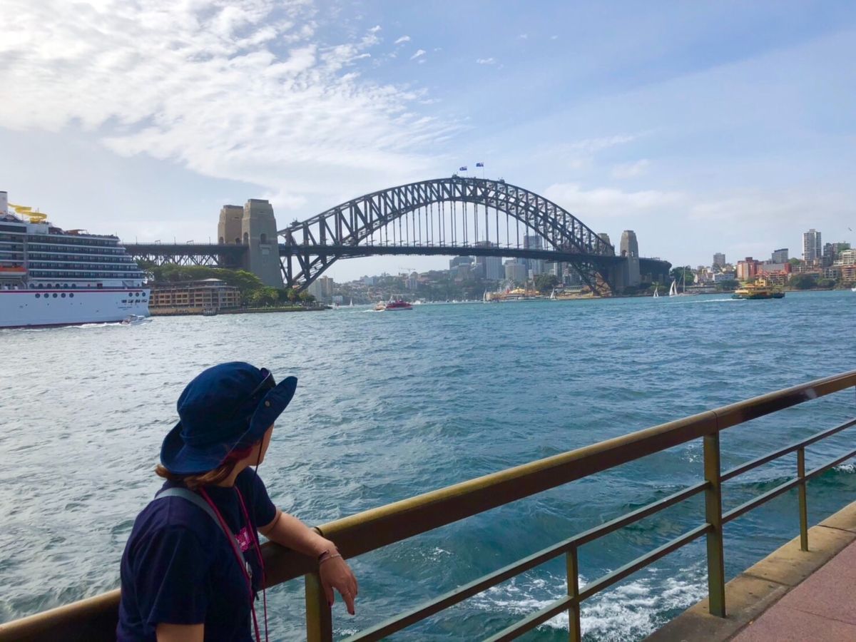 オペラハウス側は人でごった返していた。