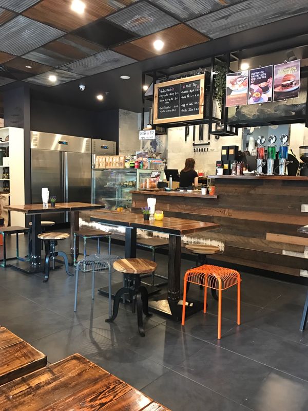 オーストラリア連邦・シドニー、ウルル「娘学校視察の旅」の写真：前情報なく、ホテル周辺で朝食に入った「P...